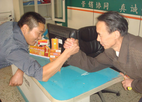 江西修水分公司用新商盟向零售户介绍新品低焦产品